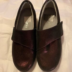 Alegria Burgundy Ruby Red Metallic Leather Shoes 38 / 8 LAU-869